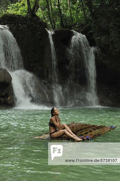 Asien  Philippinen  Mag-Aso  Frau in einem Teich mit Wasserfall