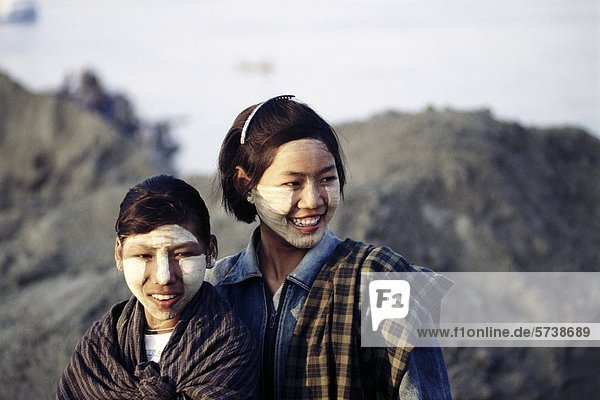 AIA  Thailand  Frauen mit Thanaka Kosmetik im Gesicht