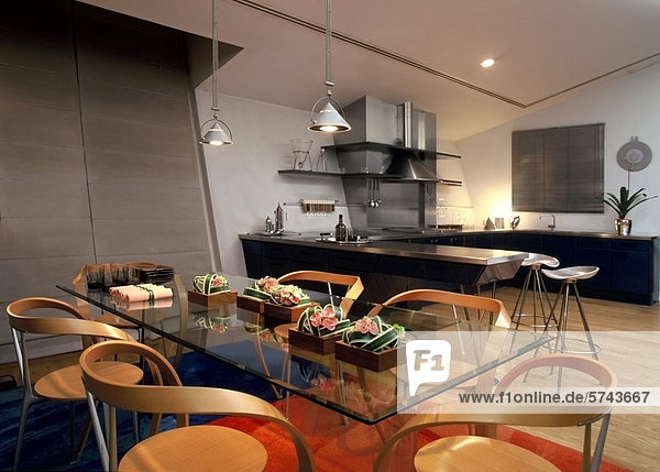am Tisch essen Zimmer offen Küche modern