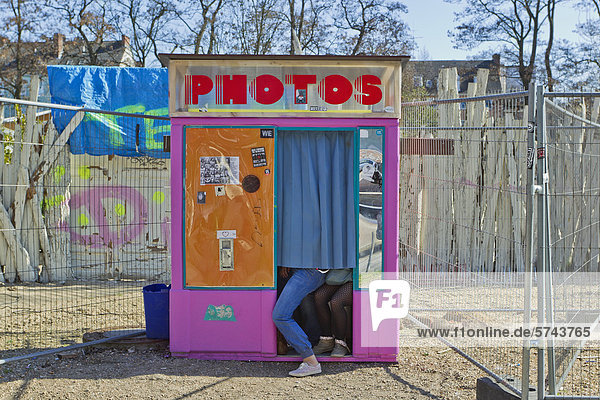 Drei Teenagerinnen in einer Fotokabine  Hamburg  Deutschland  Europa
