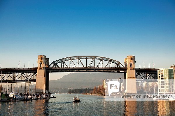 Wasser  Straße  unterhalb  Brücke  Bach  Taxi  unaufrichtig  British Columbia  Kanada  Vancouver