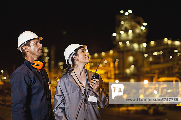 Arbeiter im Gespräch in der Ölraffinerie