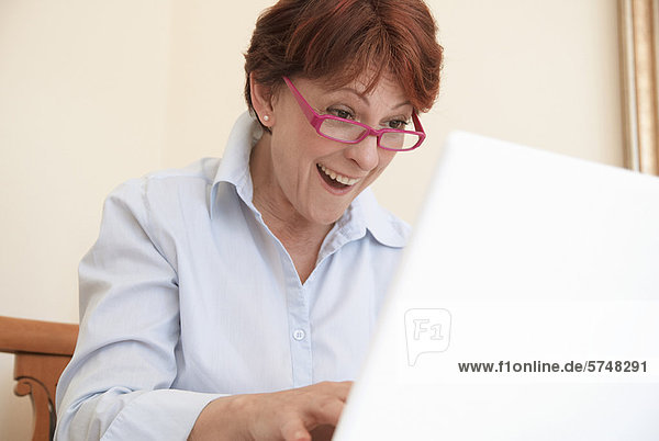 Lächelnde Frau mit Laptop