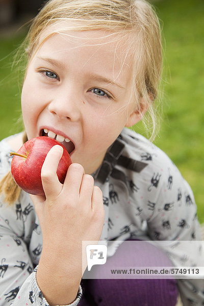 Außenaufnahme  Frucht  essen  essend  isst  Mädchen  freie Natur