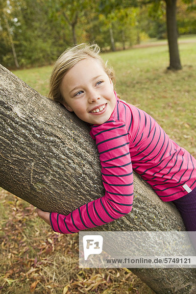 Außenaufnahme  umarmen  lächeln  Baum  Mädchen  freie Natur