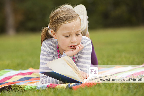 Lesebuch für Mädchen auf Picknickdecke