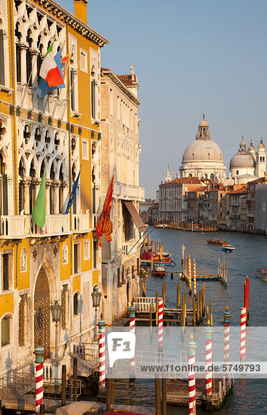 Gebäude entlang des Canal Grande  Venedig  Italien