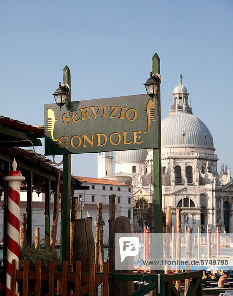 Gondelschild und Santa Maria della Salute  Venedig  Italien