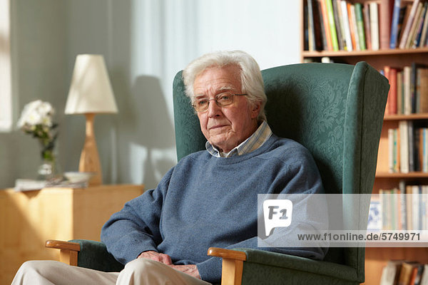 älterer Mann in Sessel  Portrait