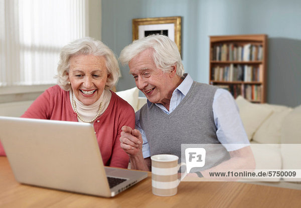 Seniorenpaar am Laptop