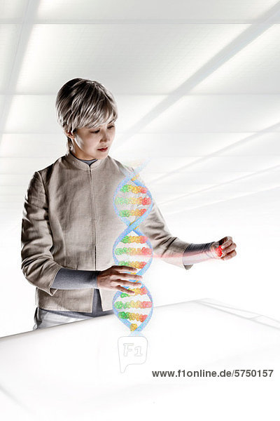 Wissenschaftlerin interagiert mit holographischem Genom