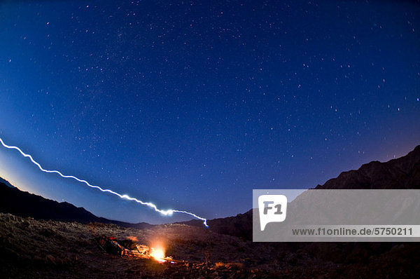 Wüstenlagerfeuer im Death Valley National Park Kalifornien USA