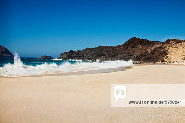 Wellen gegen das Ufer des Beach La Gracioca Lanzarote Spanien