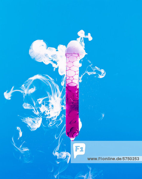 Reagenzglas mit dampfender rosa Flüssigkeit