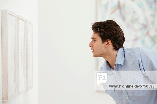 Young Man looking at Bild in Kunst-Galerie