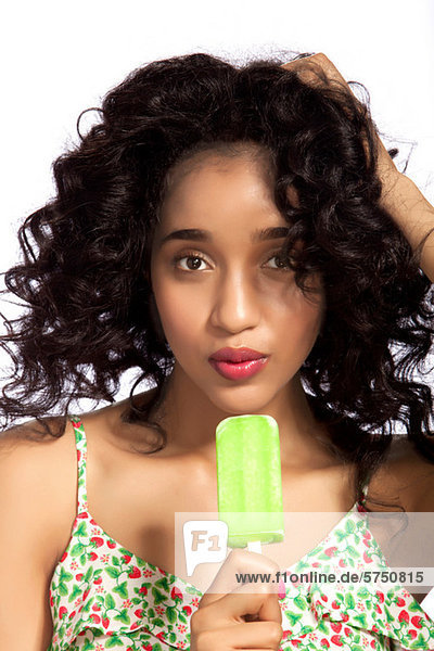 Young Woman eating grün Popsicle  Porträt