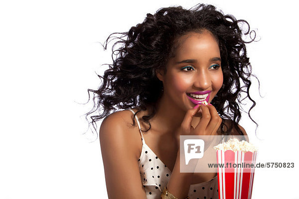 Junge Frau isst Popcorn  Studioaufnahme