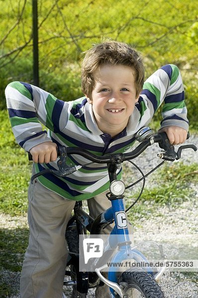Junge mit dem Fahrrad