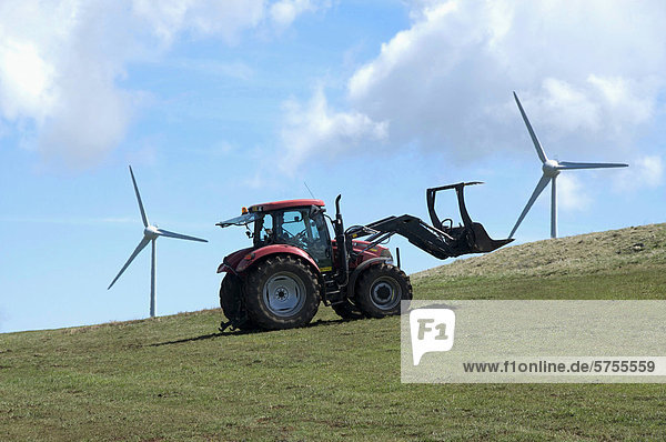 Windturbine Windrad Windräder Frankreich Europa Traktor frontal Auvergne