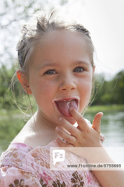 Vierjähriges Mädchen schleckt Eis