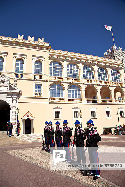 Fürstliche Wache am Fürstenpalast auf der Halbinsel Le Rocher  Fürstentum Monaco  Europa