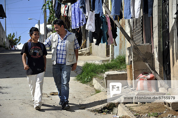 Jugendlicher  16 Jahre  und Sozialarbeiter im Armenviertel Lomas de Santa Faz  Guatemala Stadt  Guatemala  Mittelamerika