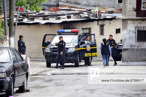 Schwer bewaffnete Polizeieinheiten patrouillieren im Armenveiertel El Esfuerzo  das von rivalisierenden Jugendbanden  Maras  beherrscht wird  El Esfuerzo  Zona 5  Guatemala Stadt  Guatemala  Mittelamerika