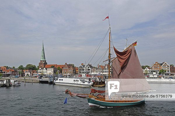 Segelschiff  Hafen  Travemünde  Lübecker Bucht  Schleswig-Holstein  Deutschland  Europa