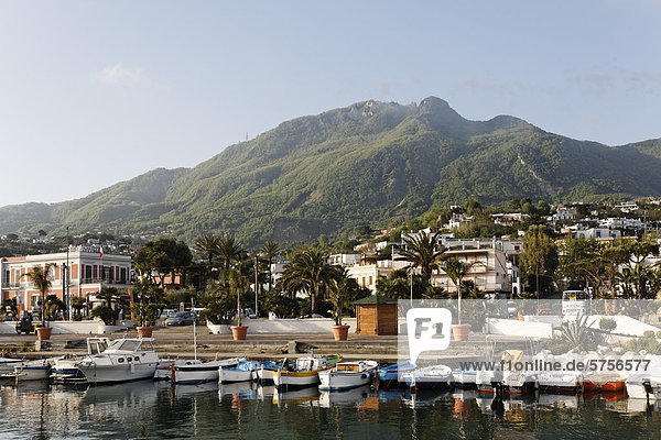Lacco Ameno  Blick auf Monte Epomeo  Insel Ischia  Golf von Neapel  Kampanien  Süditalien  Italien  Europa