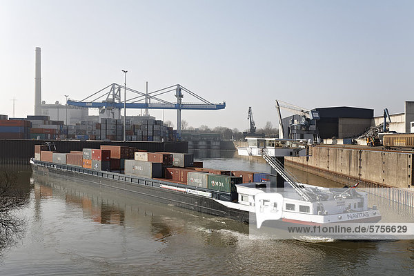 Containerschiff fährt in den Hafen  Neuss-Düsseldorfer Häfen  Düsseldorf  Nordrhein-Westfalen  Deutschland  Europa