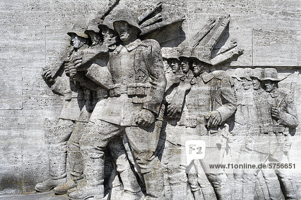 Marschierende Soldaten  Relief aus Muschelkalk  39er Denkmal  Kriegerdenkmal im NS-Stil  Düsseldorf-Golzheim  Nordrhein-Westfalen  Deutschland  Europa