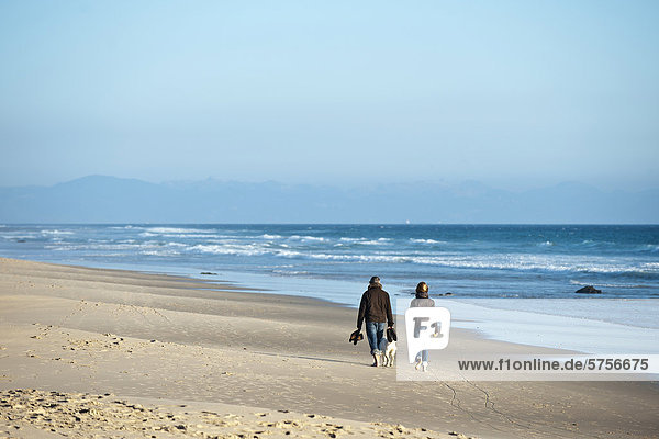 Couple walking on the beach of Bolonia near Tarifa  Andalusia  Spain  Europe