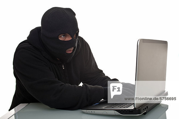 Hacker surft mit Laptop  Symbolbild Computerhacker  Computerkriminalität  Internetkriminalität  Datenklau