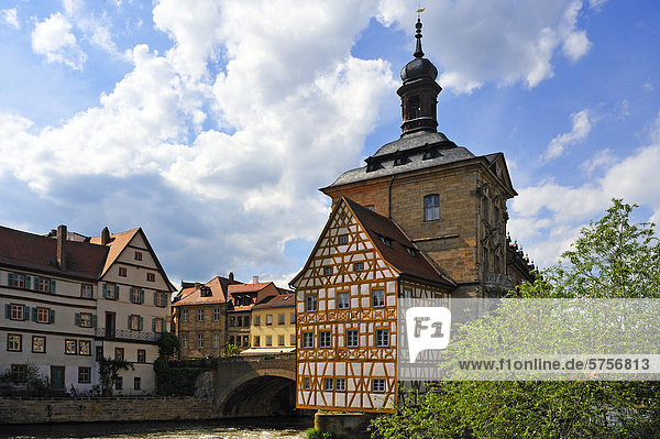 Das Alte Rathaus  zwischen 1461 und 1467 in der heutigen Form in die Regnitz gebaut  rechts und links die Obere Brücke  Obere Brücke 1  Bamberg  Oberfranken  Bayern  Deutschland  Europa