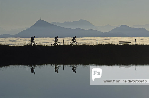 Mountainbiker am Salvensee Hohe Salve Kitzbühler Horn Kitzbühler Alpen Tirol Österreich Europa