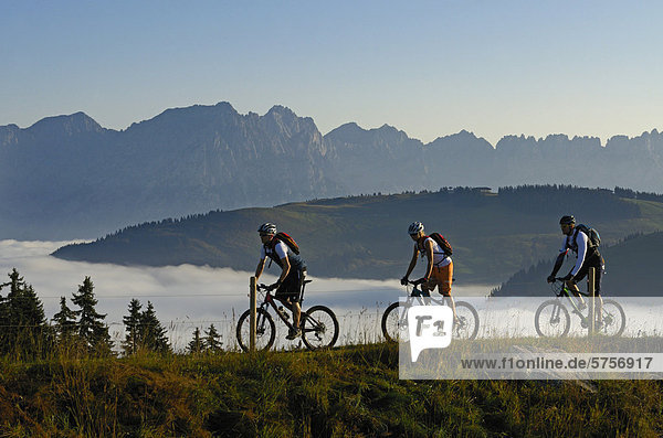 Mountainbiker am Salvensee  Hohe Salve  Kitzbühler Horn  Kitzbühler Alpen  Tirol  Österreich  Europa