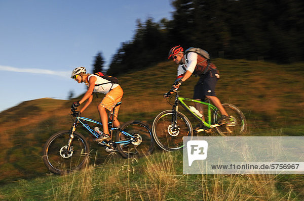 Mountainbiker auf der Kraftalm  Hohe Salve  Kitzbühler Alpen  Tirol  Österreich  Europa