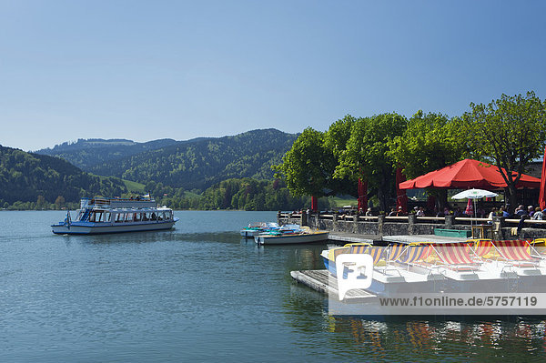 Dampfer  Biergarten und Ruderboote am Schliersee  Oberbayern  Bayern  Deutschland  Europa