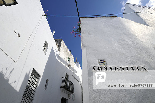 Alleyway in Vejer de la Frontera  Cadiz province  Andalusia  Spain  Europe