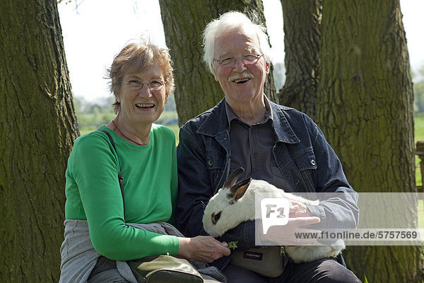 Älteres Ehepaar mit Kaninchen im Kinderbauernhof  Wilhelmsburg  Hamburg  Deutschland  Europa