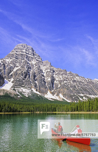 Kanufahrt auf der oberen Waterfowl Lake  Mount Chephren im Hintergrund  Banff Nationalpark  Alberta  Kanada.