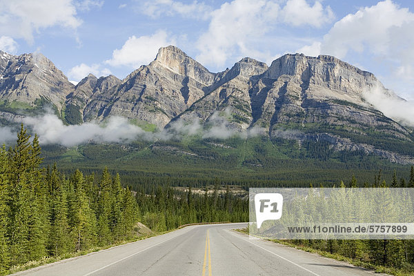 Auch bekannt als Alberta Highway 93  dem Icefields Parkway ist eine Panoramastraße in Alberta  Kanada. Es bildet die kontinentale Wasserscheide  durchlaufen die schroffe Landschaft der kanadischen Rocky Mountains
