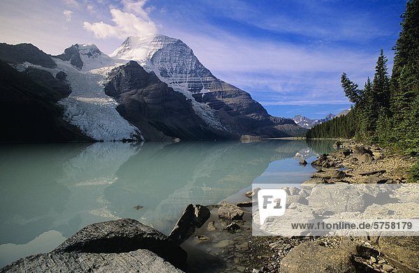 Mount Robson spiegelt sich in Berg-See  Mount Robson Provincial Park  British Columbia  Kanada.