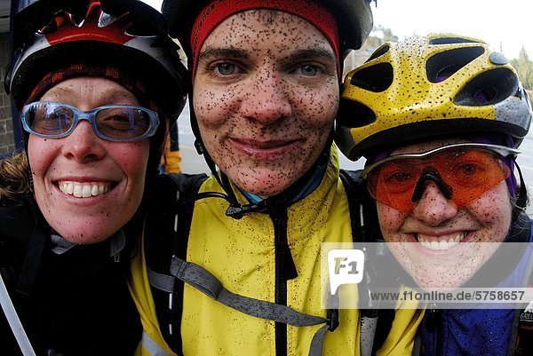 Drei junge Frauen mit schlammigen Gesichter nach dem Mountainbiken  Wanderwege Sunshine Coast. Gibsons  British Columbia  Kanada.
