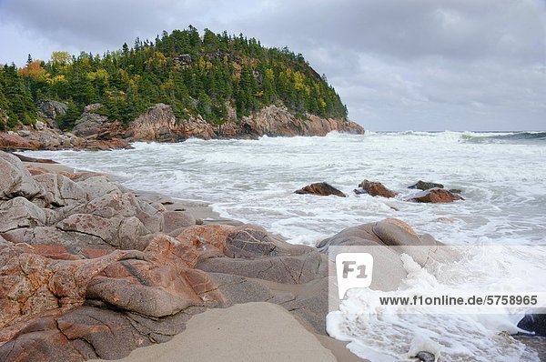 Strand Sturm Ozean schwarz Bach Atlantischer Ozean Atlantik Kanada Nova Scotia Neuschottland Wellen brechen