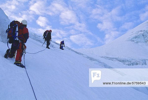 Kletterer in der Überschrift am frühen Morgen oben dem Matier Gletscher  Joffre Lakes Provincial Park  British Columbia  Kanada.