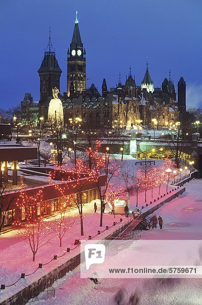 Weihnachtsbeleuchtung und Skyline in Ottawa  Ontario  Kanada.