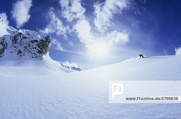 Mann  Snowboarden in der nördlichen Selkirk  British Columbia  Kanada.