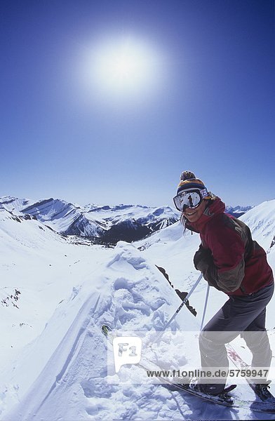 Frau Skifahren im Hinterland von Lake Louise  Alberta  Kanada.
