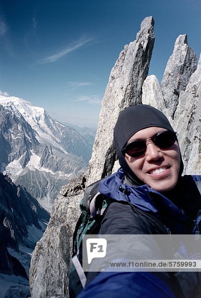 35 Jahre alten asiatischen auf Berg Fassade während des Aufstiegs der Petite Aiguille Verte. Französische Alpen